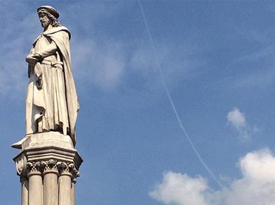 La statua di Walther von der Vogelweide sull'omonima piazza