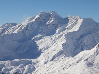 Vette montuose innevate sotto un cielo limpido