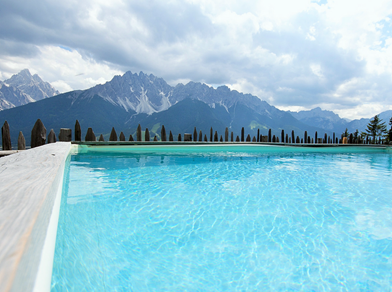 La piscina esterna con vista sulle montagne