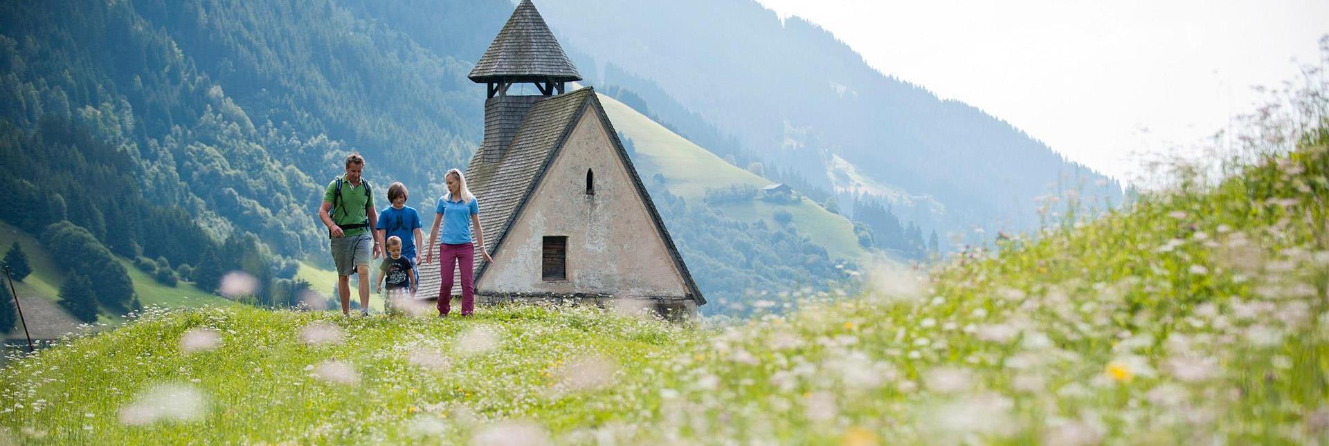 Una famiglia fa un'escursione a Tre Chiese vicino Barbiano